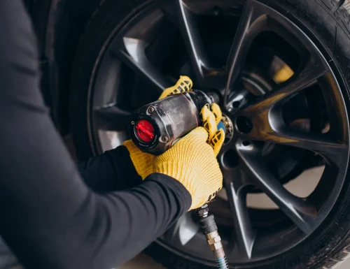 car-mechanic-changing-wheels-car-opt car-mechanic-changing-wheels-car-opt